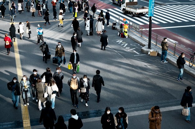 Gente de Tokio que viaja en la calle