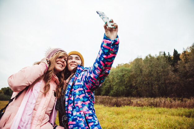 la gente toma un selfie