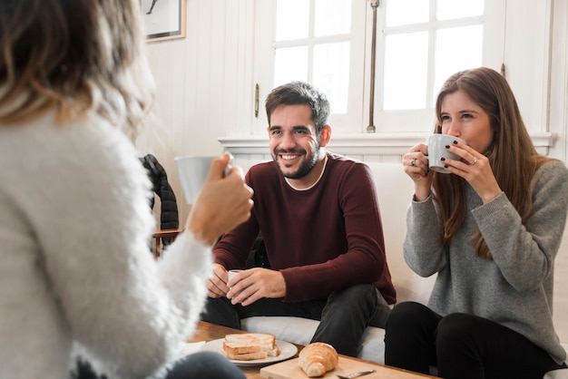 Gente tomando café en casa