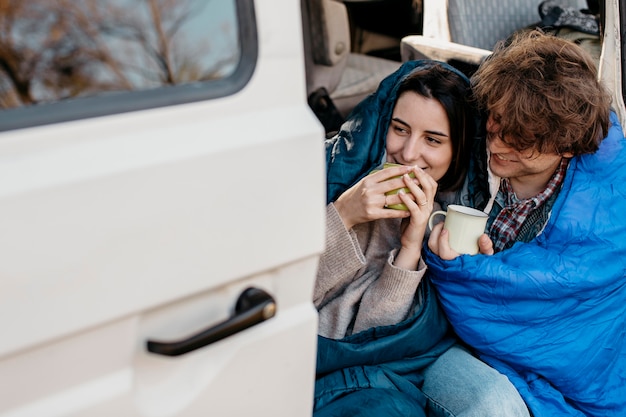 Gente tomando café desde su camioneta.