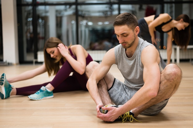 Gente tomando un descanso en el gimnasio