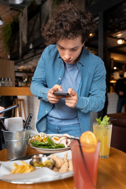 Gente tomando fotos de comida.