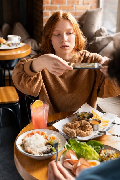 Gente tomando fotos de comida.