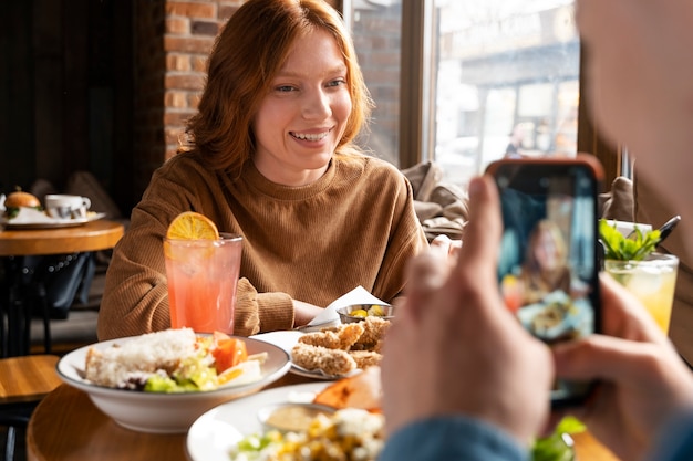 Foto gratuita gente tomando fotos de comida.