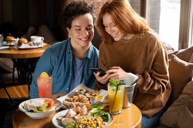 Gente tomando fotos de comida.