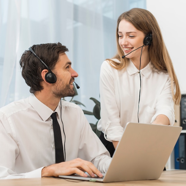 Foto gratuita gente trabajando en call center