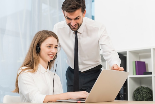 Foto gratuita gente trabajando en call center