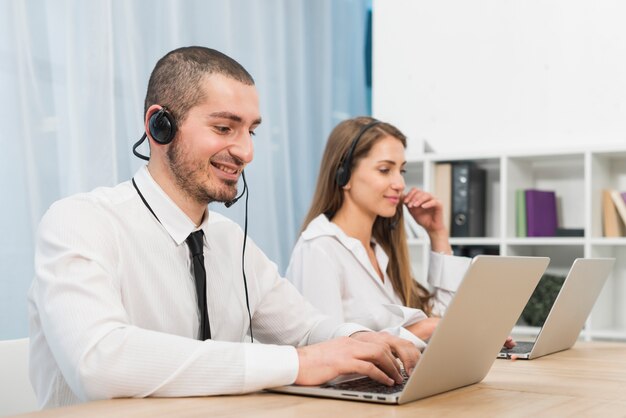 Gente trabajando en call center