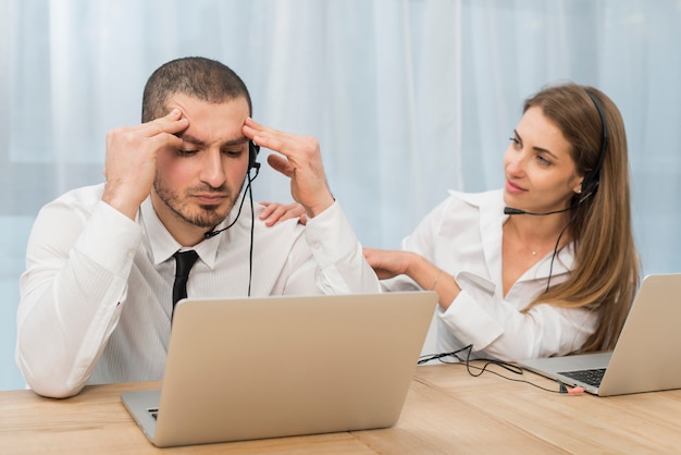 Foto gratuita gente trabajando en call center