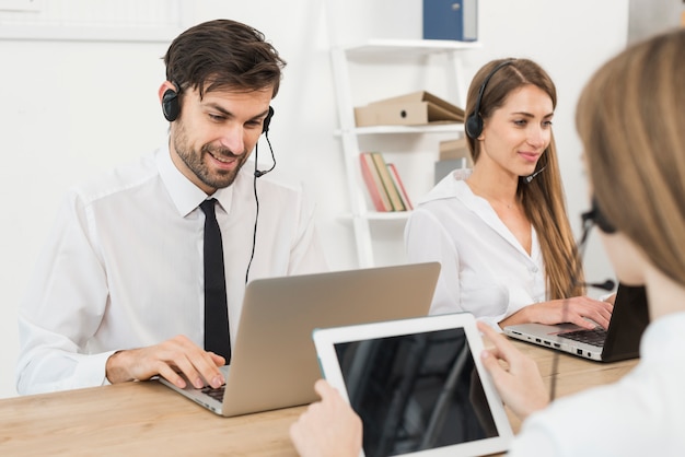 Foto gratuita gente trabajando en call center