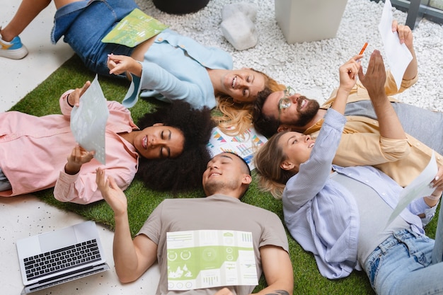 Foto gratuita gente trabajando en una marca tecnológica juntos