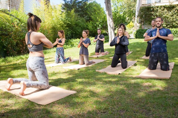 Gente tranquila disfrutando de la práctica de yoga.