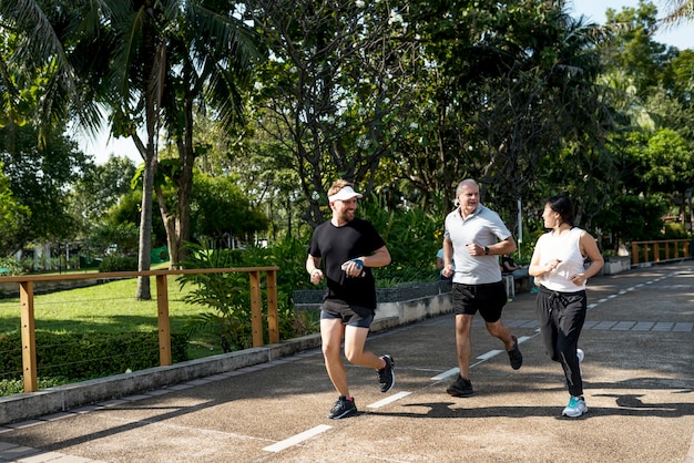 Gente trotando en el parque