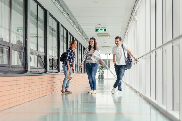 Gente de la universidad en la sala