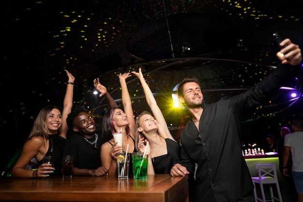 Gente de la vida nocturna divirtiéndose en bares y discotecas.
