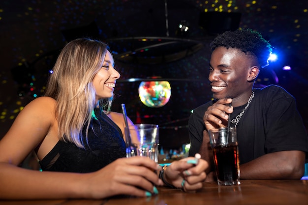 Gente de la vida nocturna divirtiéndose en bares y discotecas.