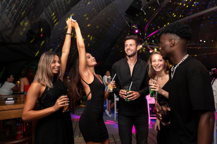Foto gratuito gente de la vida nocturna divirtiéndose en bares y discotecas.