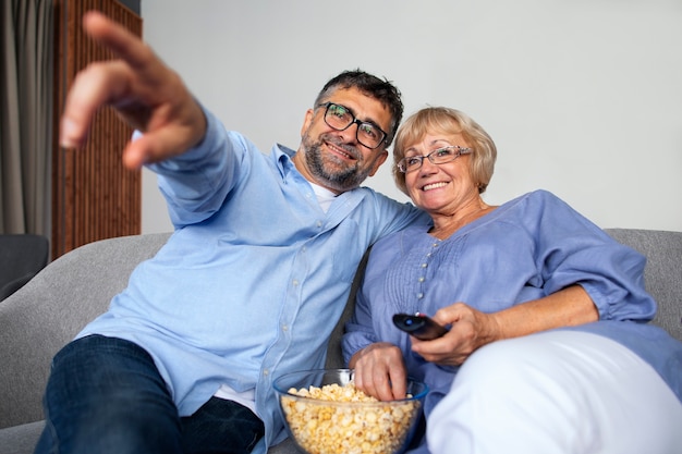 Foto gratuita gente viendo noticias en tv