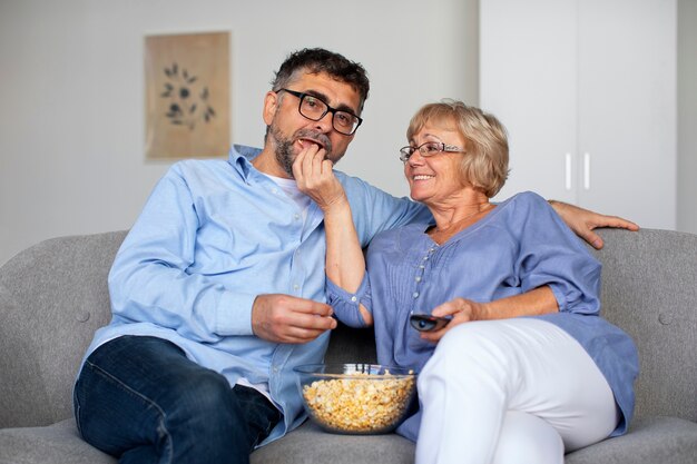 Gente viendo noticias en tv