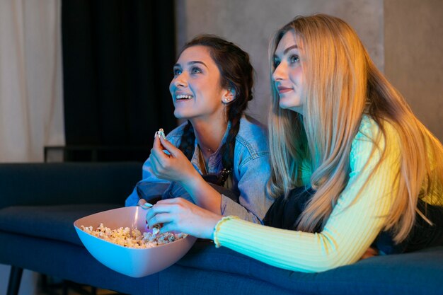 Gente viendo servicio de streaming juntos en interiores