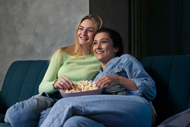 Foto gratuita gente viendo servicio de streaming juntos