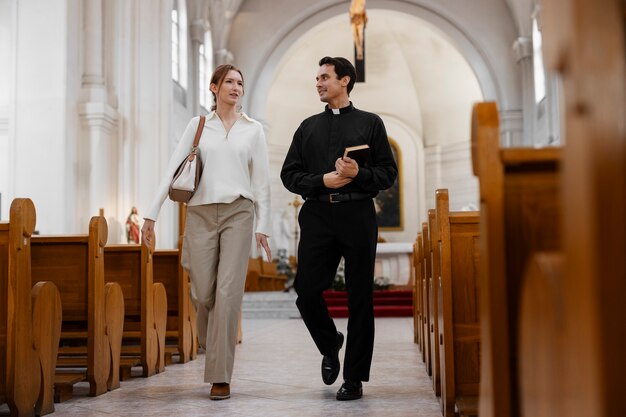 Gente visitando y orando en el edificio de la iglesia