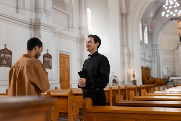 Gente visitando y orando en el edificio de la iglesia