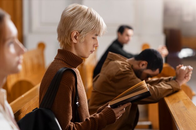 Gente visitando y orando en el edificio de la iglesia