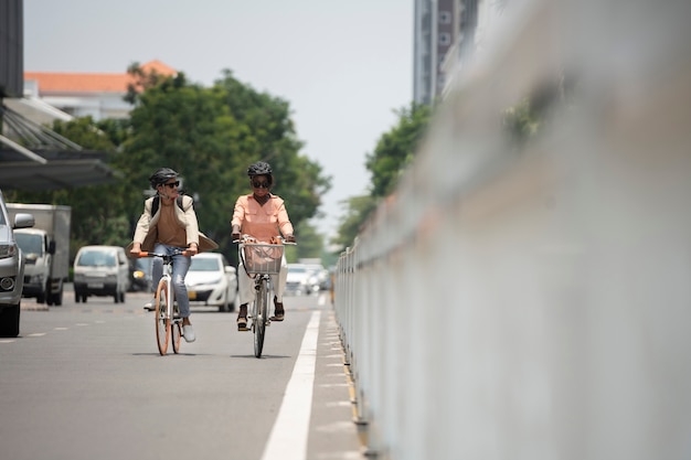 Gente yendo a trabajar en bicicleta full shot