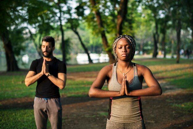 Gente yoga en un parque