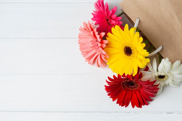 Gerbera flores en una bolsa de papel