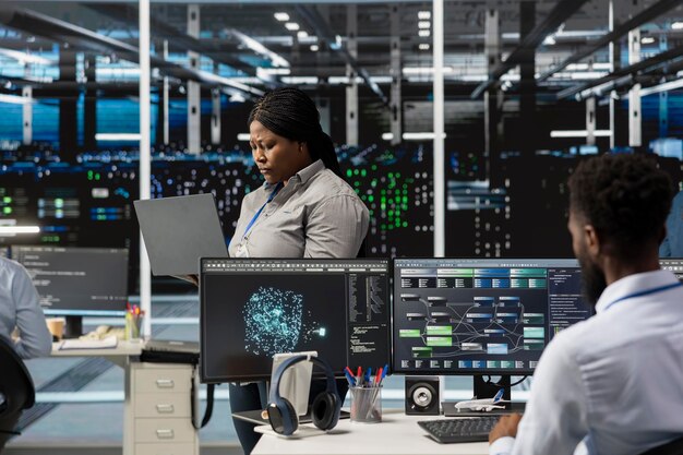Gerente de centro de datos que supervisa a los ingenieros que implementan la virtualización de la IA