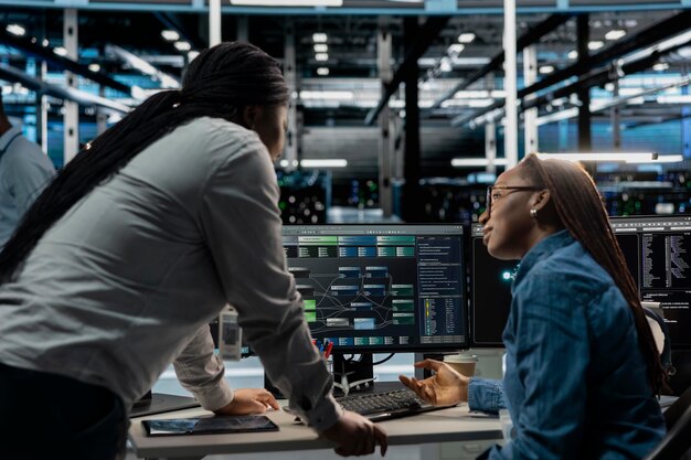 Gerente del centro de datos que supervisa el trabajo realizado por el ingeniero