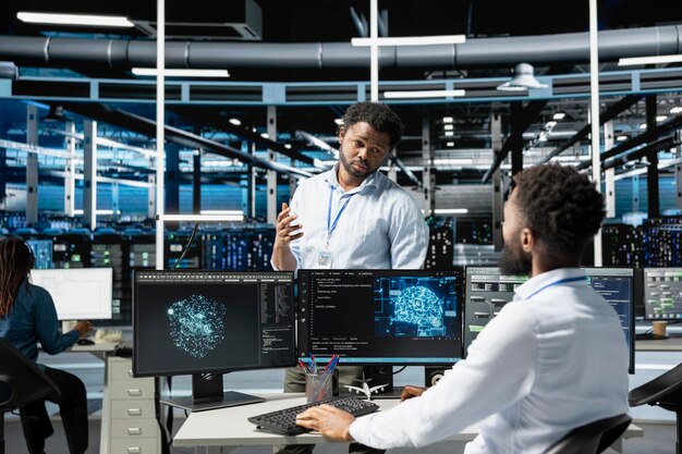Gerente de centro de datos supervisando el trabajo realizado por el ingeniero utilizando tecnología de aprendizaje profundo