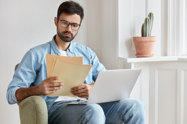 gerente concentrado trabajando en casa