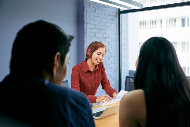 Gerente discutiendo gráfico con colegas