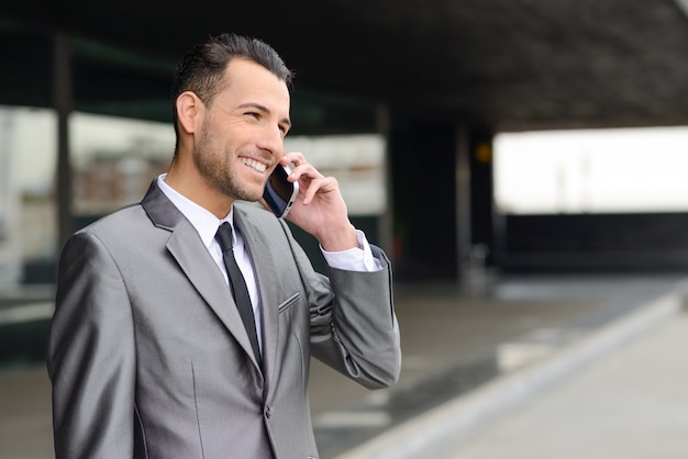 Foto gratuita gerente elegante con el teléfono móvil