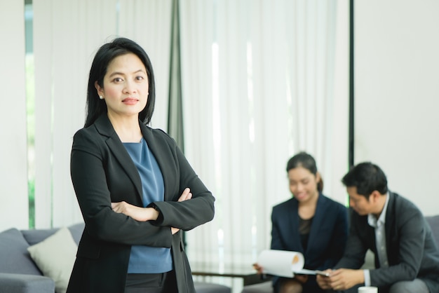 Gerente empresa sonrisa joven empresaria