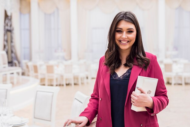 Gerente de eventos alegre en salón de banquetes