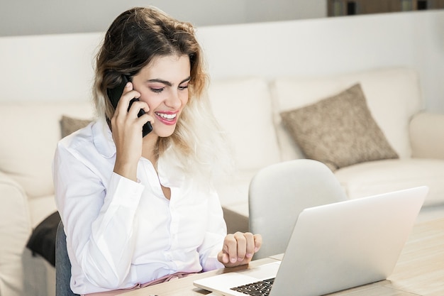 Gerente exitoso feliz discutiendo el proyecto con el cliente en el teléfono