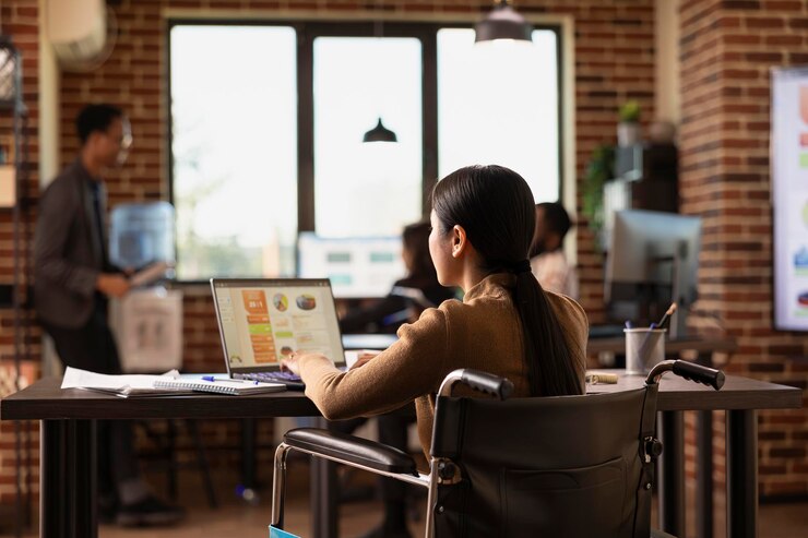 Foto gratuito gerente femenina analizando el crecimiento de la empresa