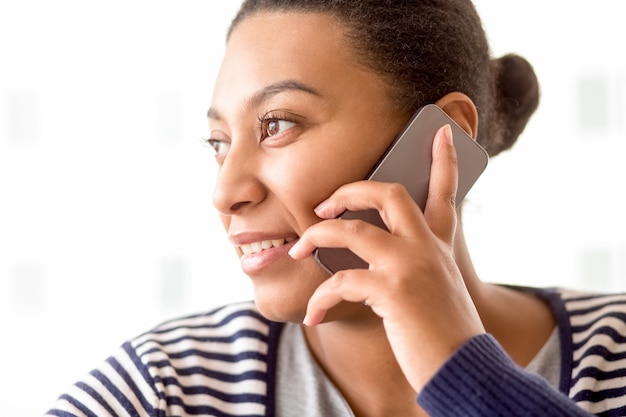 Gerente femenina sonriente que usa el teléfono móvil