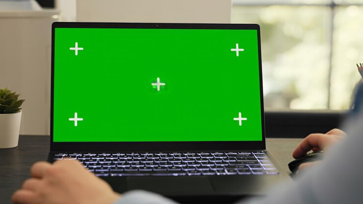 Foto gratuito gerente femenina trabaja en la computadora portátil
