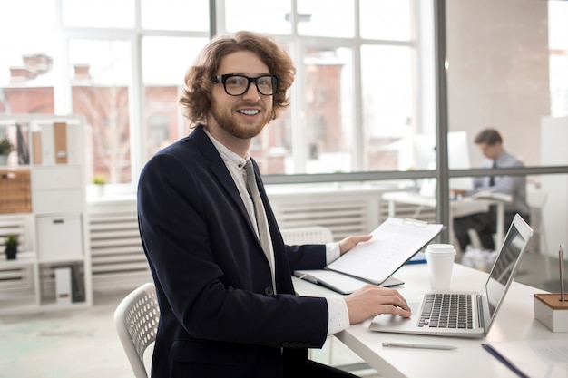 Foto gratuita gerente financiero