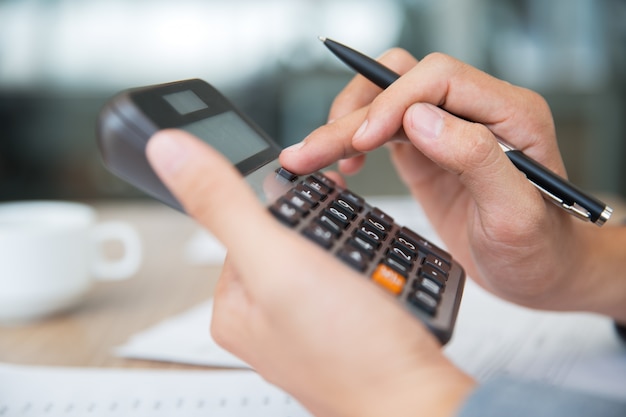 Foto gratuita gerente hombre que controla las finanzas de trabajo