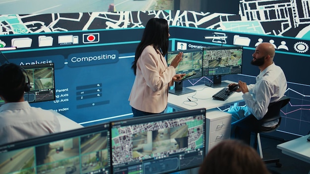 La gerente india y su equipo monitorean sus coches de entrega en el tráfico