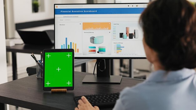 Gerente mira tableta con pantalla verde