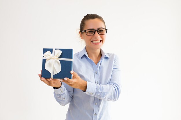 Gerente mujer alegre feliz de recibir el regalo