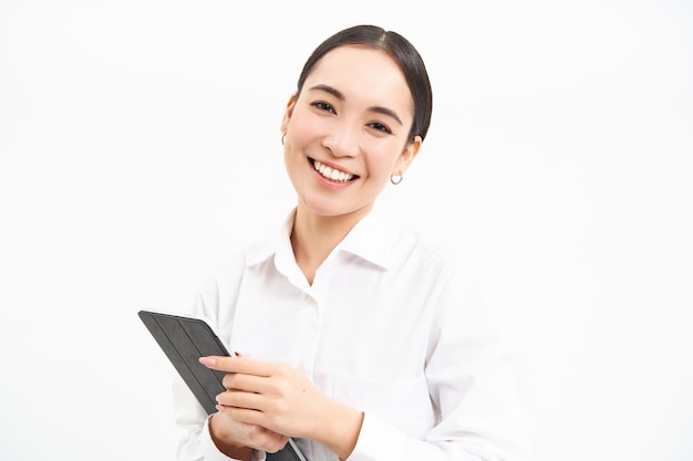Foto gratuita gerente de mujer asiática corporativa que usa tableta digital trabajando en gráficos de verificación de gadgets estatista de la compañía