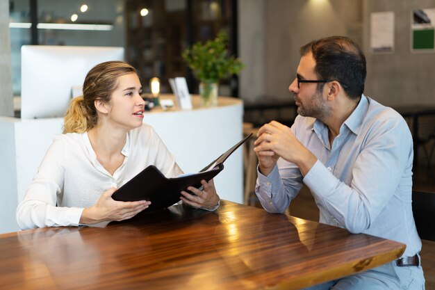 Gerente mujer con carpeta consultor compañero de trabajo